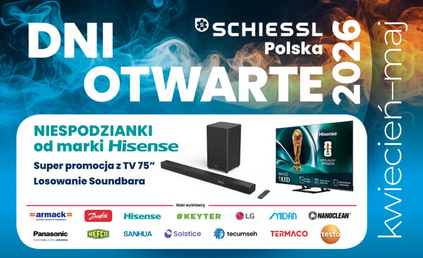 Grafika reklamowa z dużym białym hasłem Dni Otwarte Schiessl Polska 2026 umieszczonym na niebiesko-pomarańczowym tle, z widoczną mgłą. Pod głównym hasłem znajduje się napis Niespodzianka od marki Hisense, super promocja z TV 75" i Losowanie Soundbara - obok znajdują się zdjęcia produktowe tych urządzeń. Na samym dole grafiki umieszczono logotypy Dostawców, których będzie można spotkać na Dniach Otwartych, wśród nich: Armack, Danfoss, Hisense, Keyter, LG, Midan, Nanoclean, Panasonic, Refco, Sanhua, Solstice (do niedawna Honeywell), Tecumseh, Termaco i Testo.
